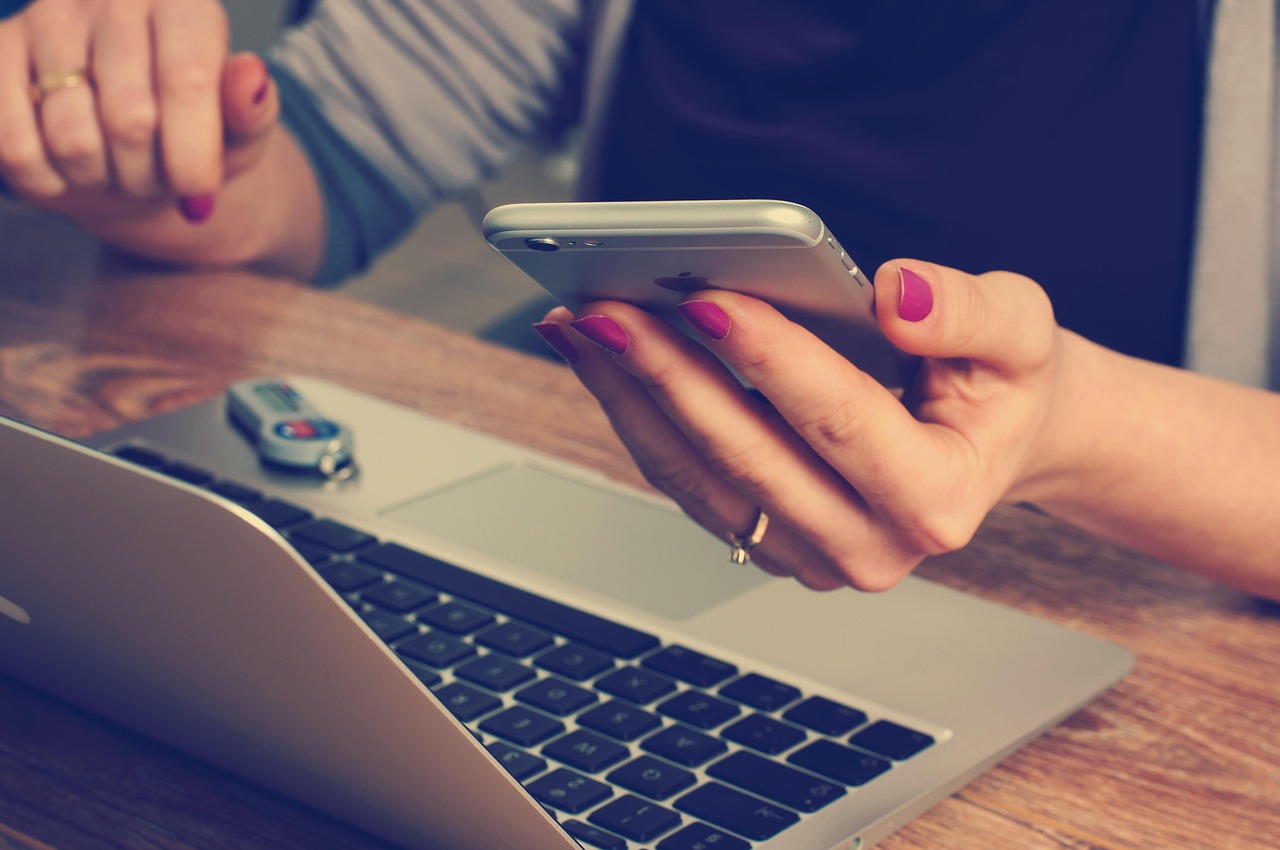 IT consultant helping accounting office staff